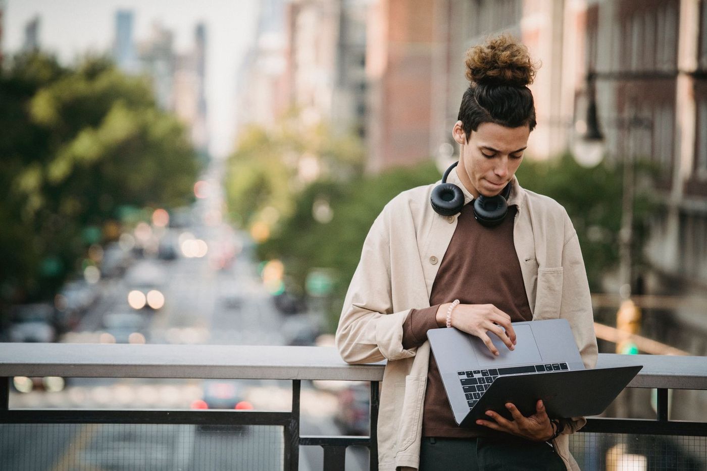 Brasileiro que mora no exterior usando o notebook à beira-mar