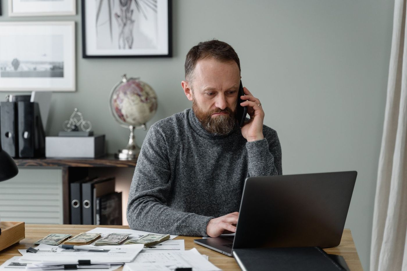 Homem analisando documentos e planejando a aposentadoria no computador